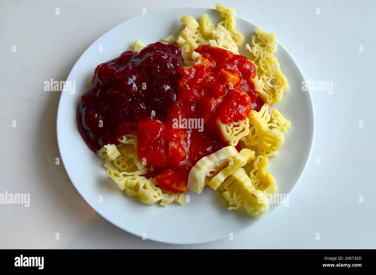 Ikea Food - Restaurant. Teller mit Nudeln bzw Pasta, Tomatensauce und ...