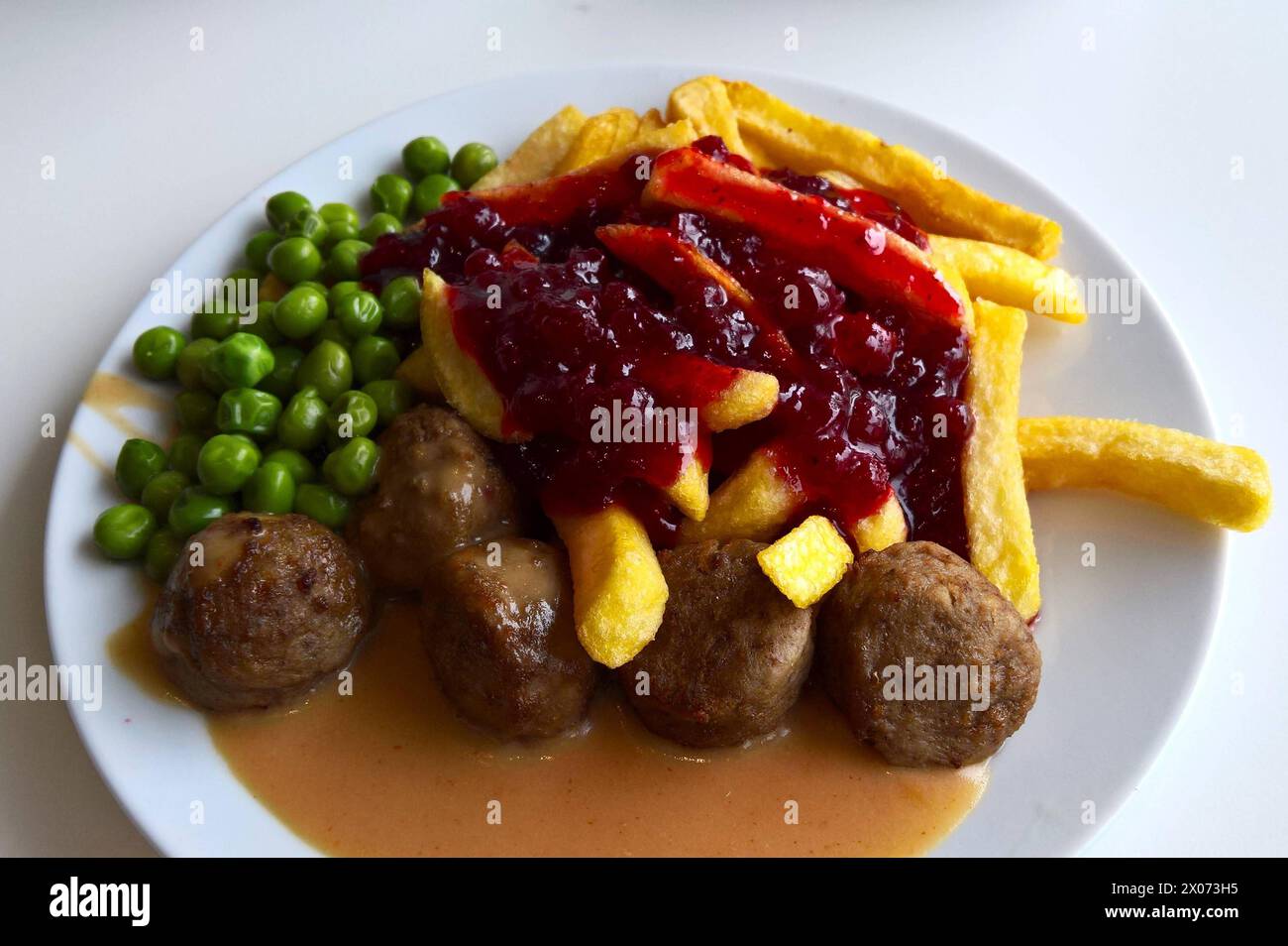 Ikea Food - Restaurant. Köttbullar mit Pommes und Erbsen *** Ikea Food ...