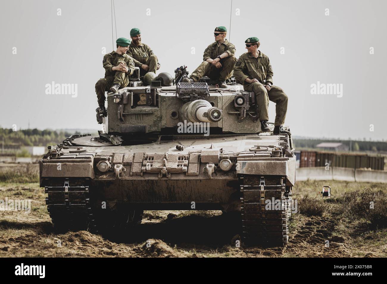 Norwegische Soldaten auf einem Panzer Leopard 2 A4, aufgenommen im