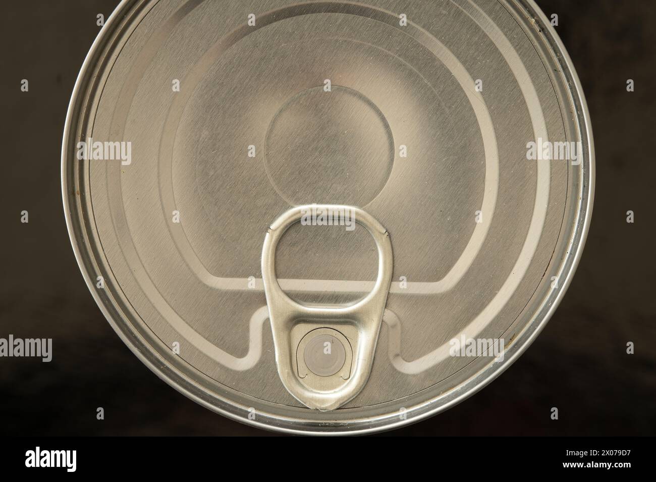 Flat lay close up of tin can with ring pull mechanism Stock Photo - Alamy