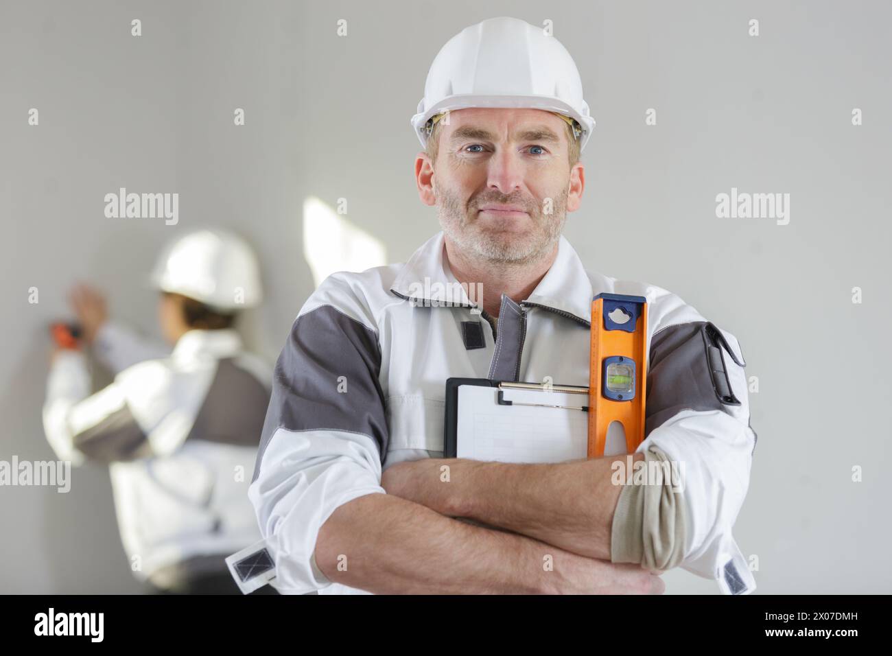 construction worker holding spirit level Stock Photo