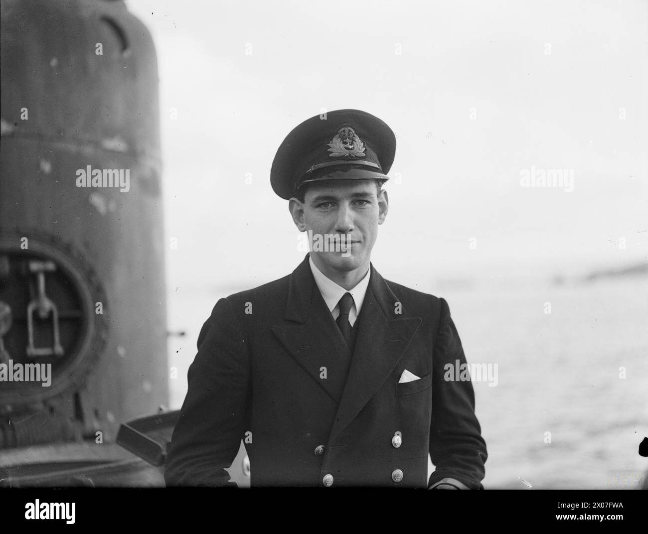 LT N L A JEWELL, RN - CAPTAIN OF THE 'SECRET MISSION' SUBMARINE. 25 JANUARY 1943, HOLY LOCH. LT N L A JEWELL, RN, CAPTAIN OF HMS/M 219 HAS MADE SOME SPECTACULAR CONTRIBUTIONS TO THE SUCCESS OF THE ALLIED NORTH AFRICAN OFFENSIVE. ON HIS FIRST OPERATIONAL COMMAND HE WAS ENTRUSTED WITH THREE HIGHLY IMPORTANT SECRET MISSIONS: (1) MAKING IMPORTANT RECONNAISSANCE OFF THE ALGERIAN COAST TO PREPARE FOR THE OFFENSIVE OPENING; (2) LANDING AND RE-EMBARKING THE SECRET MISSION OF US ARMY OFFICERS WHO MADE CONTACT WITH PRE-ALLIED FRENCH LEADERS AND CLEARED THE WAY FOR THE ALLIED OPERATIONS; (3) EMBARKING GE Stock Photo