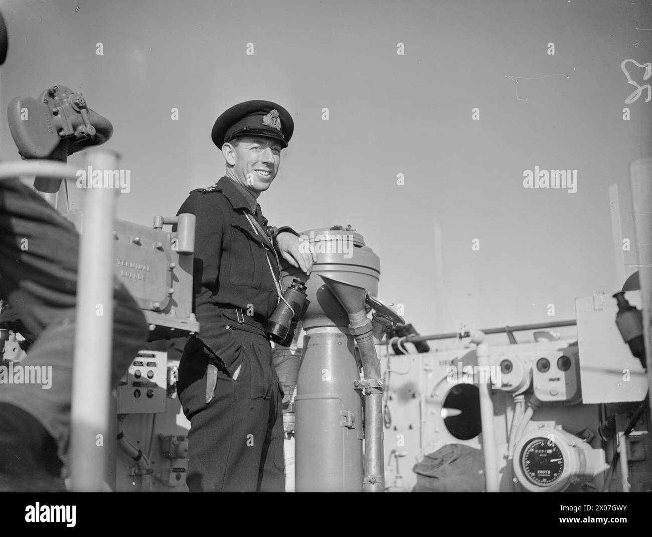 LIBERATION OF EUROPE: MOTOR TORPEDO BOATS AND THEIR COMMANDERS WHO PATROL 'INVASION BAY'. 11 AND 12 JUNE 1944, ON BOARD THE CAPTAIN CLASS FRIGATE HMS STAYNER, CONTROL SHIP TO LIGHT COASTAL FORCES. - Lieut Cdr H J Hall, DSO, DSC, RD, RNR, Commanding Officer of HMS STAYNER, on the bridge Stock Photo