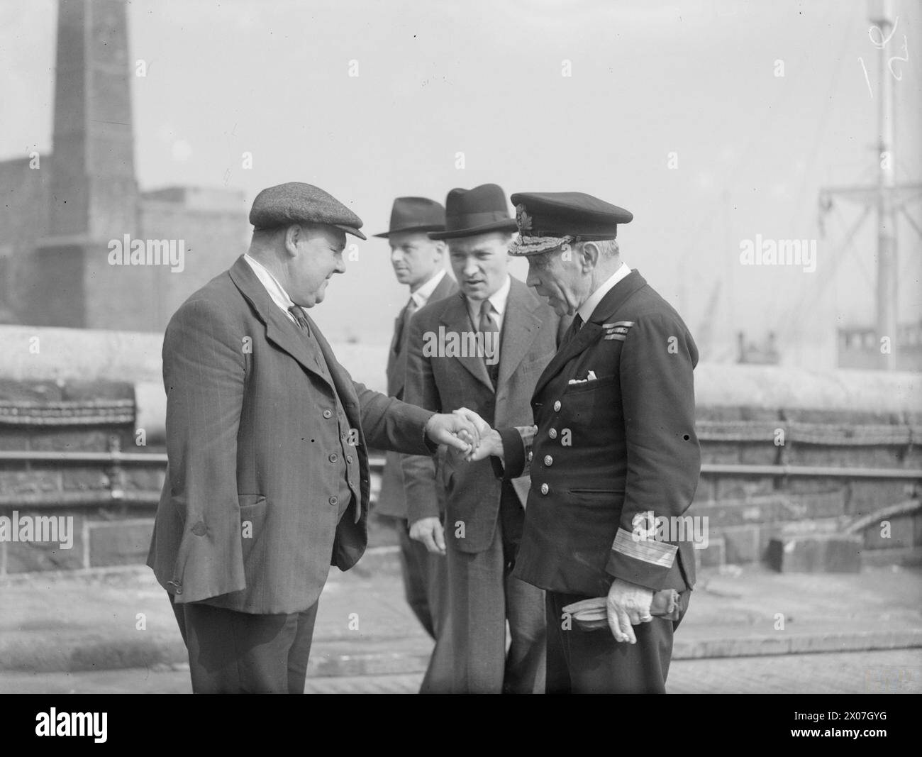 ADMIRAL MEETS BRITAIN'S SHIP REPAIRERS. 19 AND 20 SEPTEMBER 1944, AT VARIOUS DOCKYARDS IN LIVERPOOL. THE VISIT OF ADMIRAL SIR ARTHUR J DAVIES, KBE, CB, RN, RET'D, WEARING THE RANK OF COMMODORE, RNR, TO THE SHIPYARDS. - Admiral Davies chatting with Mr Jack Hudson, who has seen 31 years service with Grayson, Rollo, and Glover. Hudson, responsible for oxygen containers, is known as 'Oxo Jack'. He lost an arm in accident Stock Photo