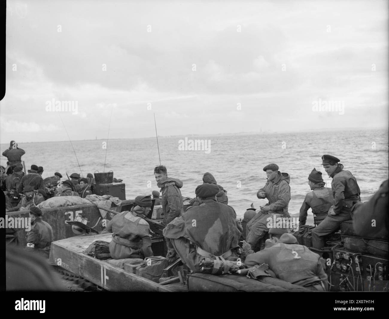 BRITISH COMMANDOS LAND ON WALCHEREN AT WESTKAPELLE. 1 NOVEMBER 1944, ON BOARD LCT 532. THE FINAL PHASE OF THE BATTLE TO FREE THE BELGIAN PORT OF ANTWERP BEGAN ON 1 NOVEMBER 1944, WHEN ROYAL MARINE COMMANDOS LANDED AT WESTKAPELLE, THE WESTERN MOST POINT OF THE ISLAND OF WALCHEREN. - Royal Marine Commandos in Alligators and 'Weasels' nearing landing beach Stock Photo