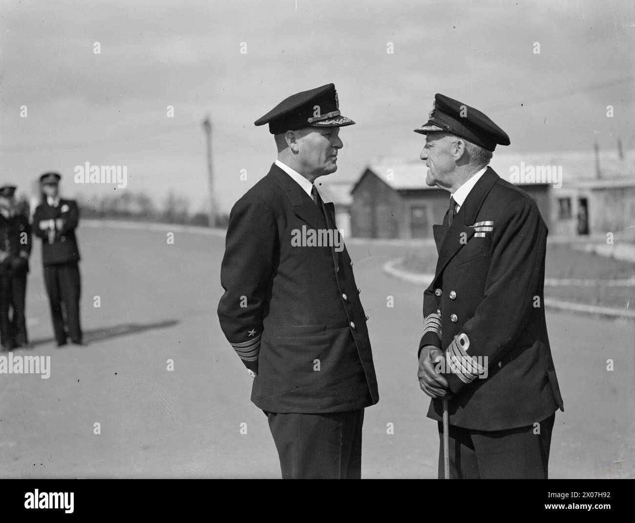 DIRECTOR OF SIGNALS VISITS SIGNAL SCHOOL. 28 MAY 1943, REAR ADMIRAL C S HOLLAND, THE DIRECTOR OF SIGNALS, RECENTLY VISITED HMS DUNDONALD II AND HMS SCOTIA. - Captain H L Thompson (left) USN Officer commanding Naval Signal Operations in European, Waters talking to Captain J G P Ingham, DSO, who is CO, HMS SCOTIA Stock Photo