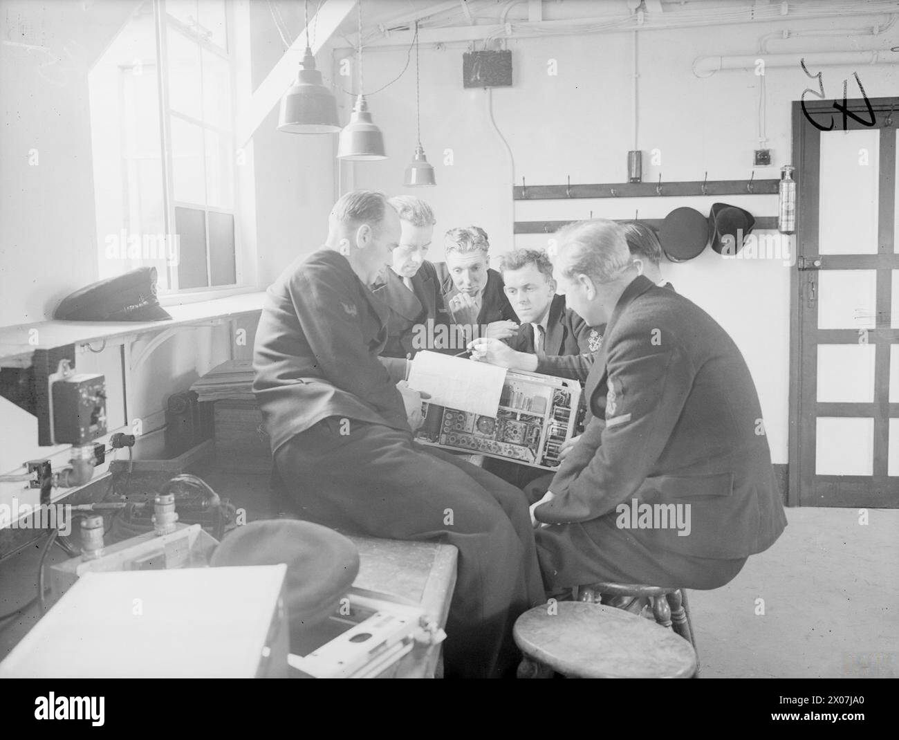 AT HMS ARIEL, ROYAL NAVAL AIR RADIO MECHANICS TRAINING ESTABLISHMENT. 27 JUNE 1945, WARRINGTON, LANCS, RADAR AND RADIO EQUIPMENT AT HMS ARIEL. - Classroom Training Stock Photo