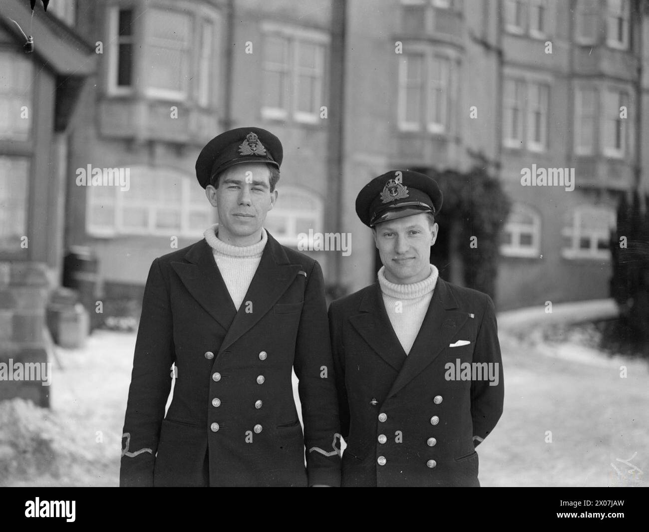 CHARIOT CRAFT AND MEN. 3 MARCH 1944, ROTHESAY. - Chariot craft officers, left to right; Sub Lieut Charles Thompson, RNVR, with Sub Lieut A Douglas Meikle, RNVR Stock Photo