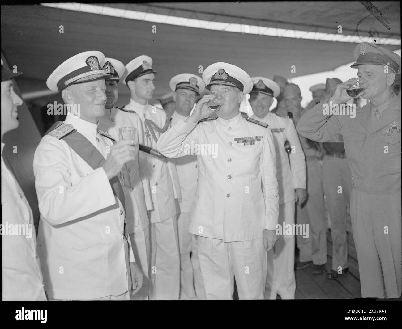 THE ROYAL NAVY DURING THE SECOND WORLD WAR - Admiral Nimitz (left ...