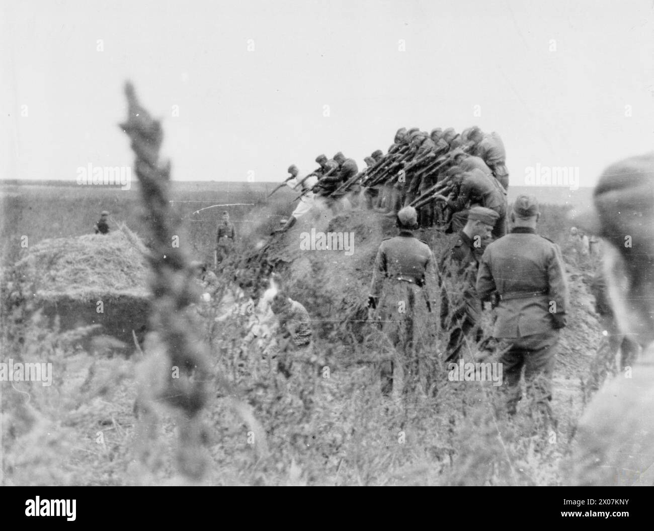THE EINSATZGRUPPEN ON THE EASTERN FRONT, 1941-1944 - A squad of the Einsatzgruppe D shooting Jewish women in an open pit near Dubossary in Soviet Moldavia, 14 September 1941. The unit's commander, which can be seen in the background, is probably Max Drexel  Einsatzgruppe D Stock Photo