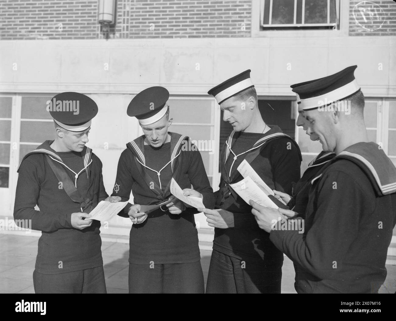 A royal navy sub lieutenant hi-res stock photography and images - Page 2 -  Alamy
