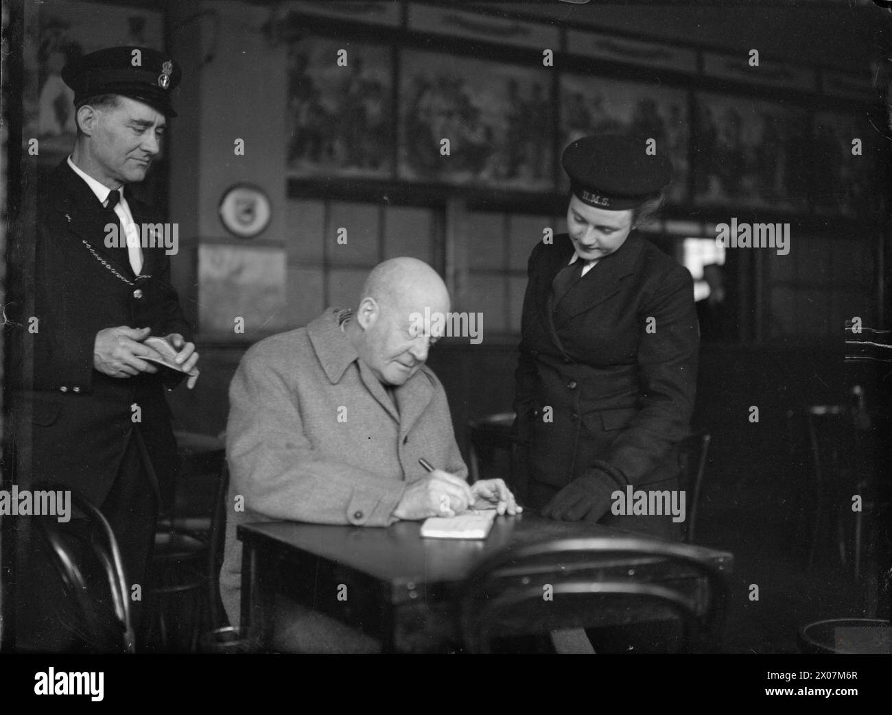 HIGH COMMISSIONER FOR SOUTH AFRICA VISITS SCOTTISH SHIPYARDS. 7 APRIL 1943, GLASGOW, COLONEL DENEYS REITZ, HIGH COMMISSIONER FOR SOUTH AFRICA IN BRITAIN, HAS COMPLETED A TWO-DAYS' TOUR OF SHIPBUILDING AND NAVAL REPAIR YARDS IN SCOTLAND. - Colonel Reitz signing his autograph for a Wren Stock Photo