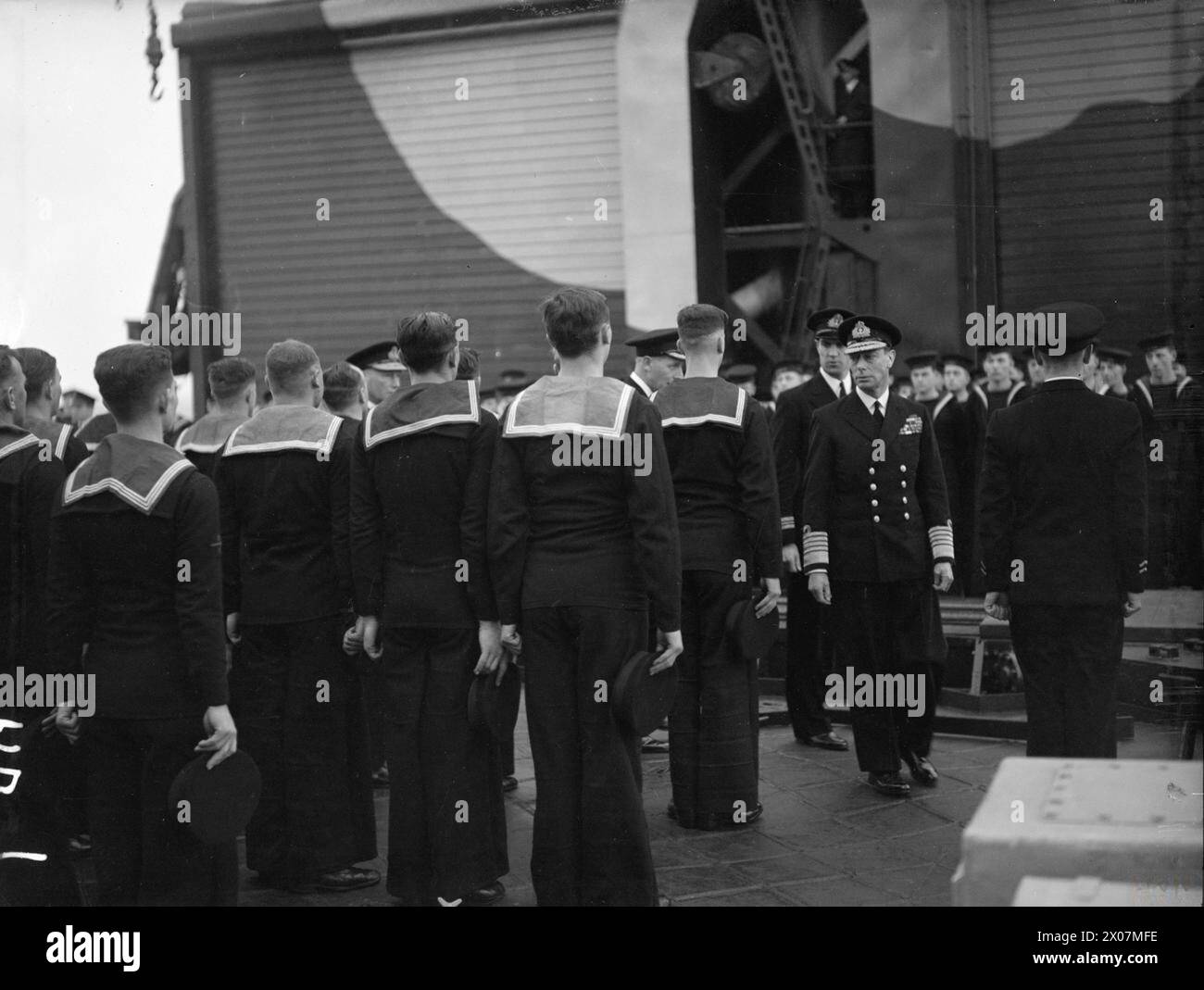 THE KING PAYS 4-DAY VISIT TO THE HOME FLEET. 18 TO 21 MARCH 1943, SCAPA FLOW, WEARING THE UNIFORM OF AN ADMIRAL OF THE FLEET, THE KING PAID A 4-DAY VISIT TO THE HOME FLEET. - His Majesty The King inspecting the ship's company of HMS JAMAICA Stock Photo