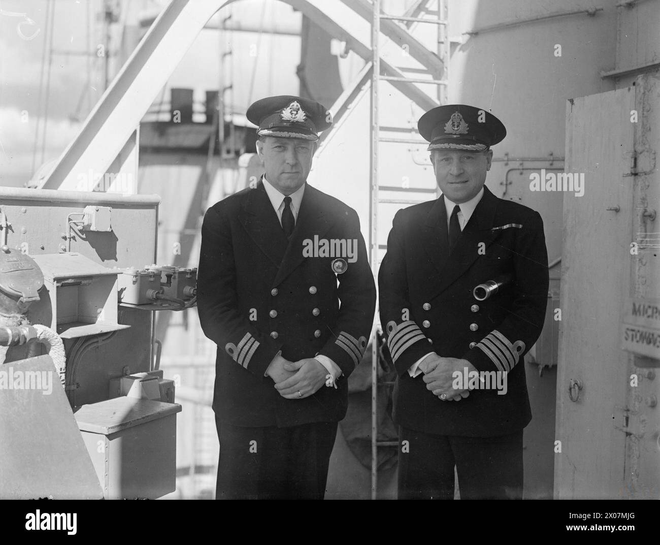 THE BRITISH CRUISER HMS SPARTAN. 11 AUGUST 1943, GREENOCK. - Captain P V McLaughlin and Commander G W M Ambrose of HMS SPARTAN Stock Photo