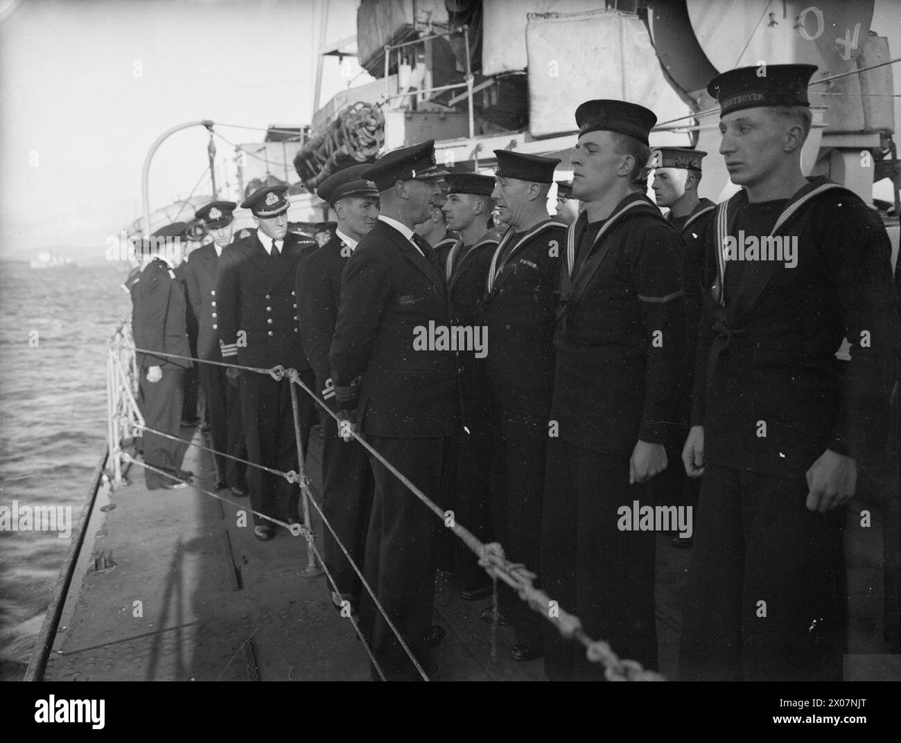 PREPARATIONS FOR NORWEGIAN OPERATIONS. OCTOBER 1941, ON BOARD THE DESTROYER HMS BEDOUIN. HMS VICTORIOUS AND HMS KING GEORGE V ALONG WITH ESCORTING DESTROYERS DURING SEVERAL DAYS OF PREPARATION FOR NORWEGIAN OPERATIONS. - Captain D6, Captain Donald Keppel Bain, RN, inspecting crew on board the destroyer HMS BEDOUIN Stock Photo