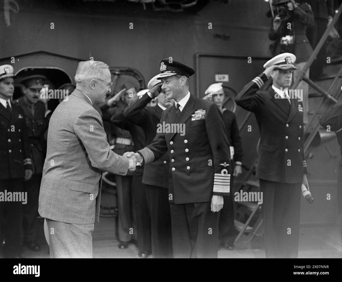 VISIT OF PRESIDENT TRUMAN. 2 AUGUST 1945, ON BOARD USS AUGUSTA, AT PLYMOUTH. PRESIDENT OF THE UNITED STATES, MR HARRY TRUMAN VISITED GREAT BRITAIN FOR THE FIRST TIME, AND WAS MET BY HM THE KING ON BOARD HMS RENOWN AT PLYMOUTH. - President Truman greeting HM The King when he visited USS AUGUSTA Stock Photo