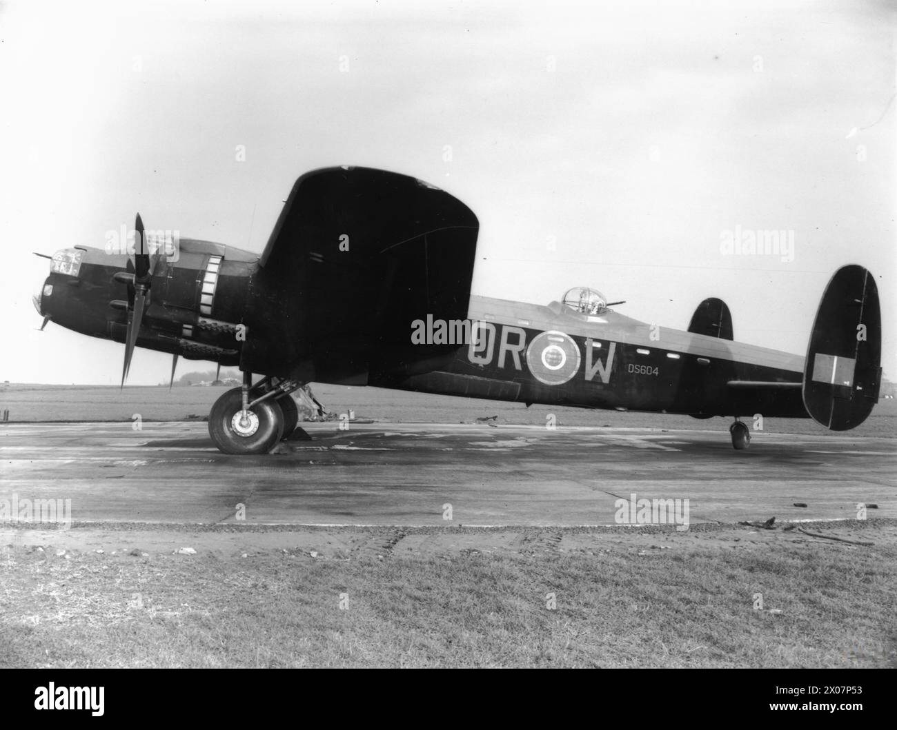 AIRCRAFT OF THE ROYAL AIR FORCE 1939-1945: AVRO 683 LANCASTER - Lancaster Mark II, DS604 QR-W, of No. 61 Squadron RAF, on the ground at Syerston, Nottinghamshire. DS604 later joined No. 115 Squadron RAF and was lost over Frankfurt on 10/11 April 1943 , Royal Air Force, Royal Air Force Regiment, Sqdn, 61, British Army, Royal Flying Corps, Reserve Sqdn, 7 Stock Photo