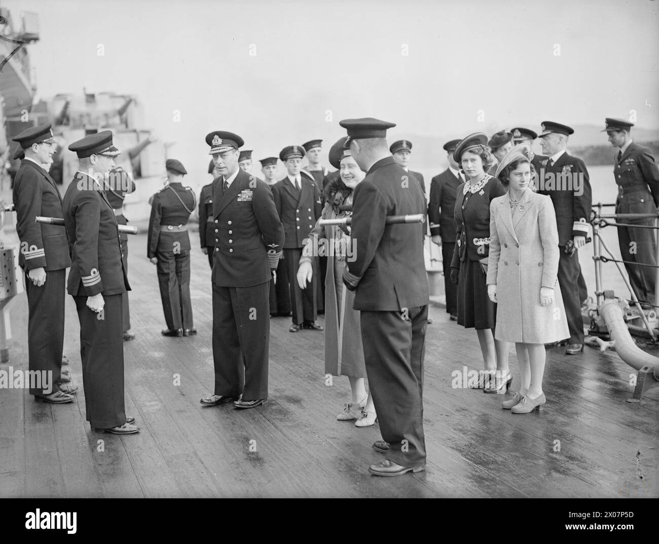 ROYAL VISIT TO HMS KING GEORGE V. 29 OCTOBER 1944, GREENOCK. THE KING AND QUEEN ACCOMPANIED BY PRINCESS ELIZABETH AND PRINCESS MARGARET PAID A FAREWELL VISIT TO THE BATTLESHIP HMS KING GEORGE V BEFORE SHE LEFT TO JOIN BRITAIN'S EAST INDIES FLEET. - The King and Queen with Princess Elizabeth and Princess Margaret on the quarterdeck of KING GEORGE V soon after their arrival Stock Photo