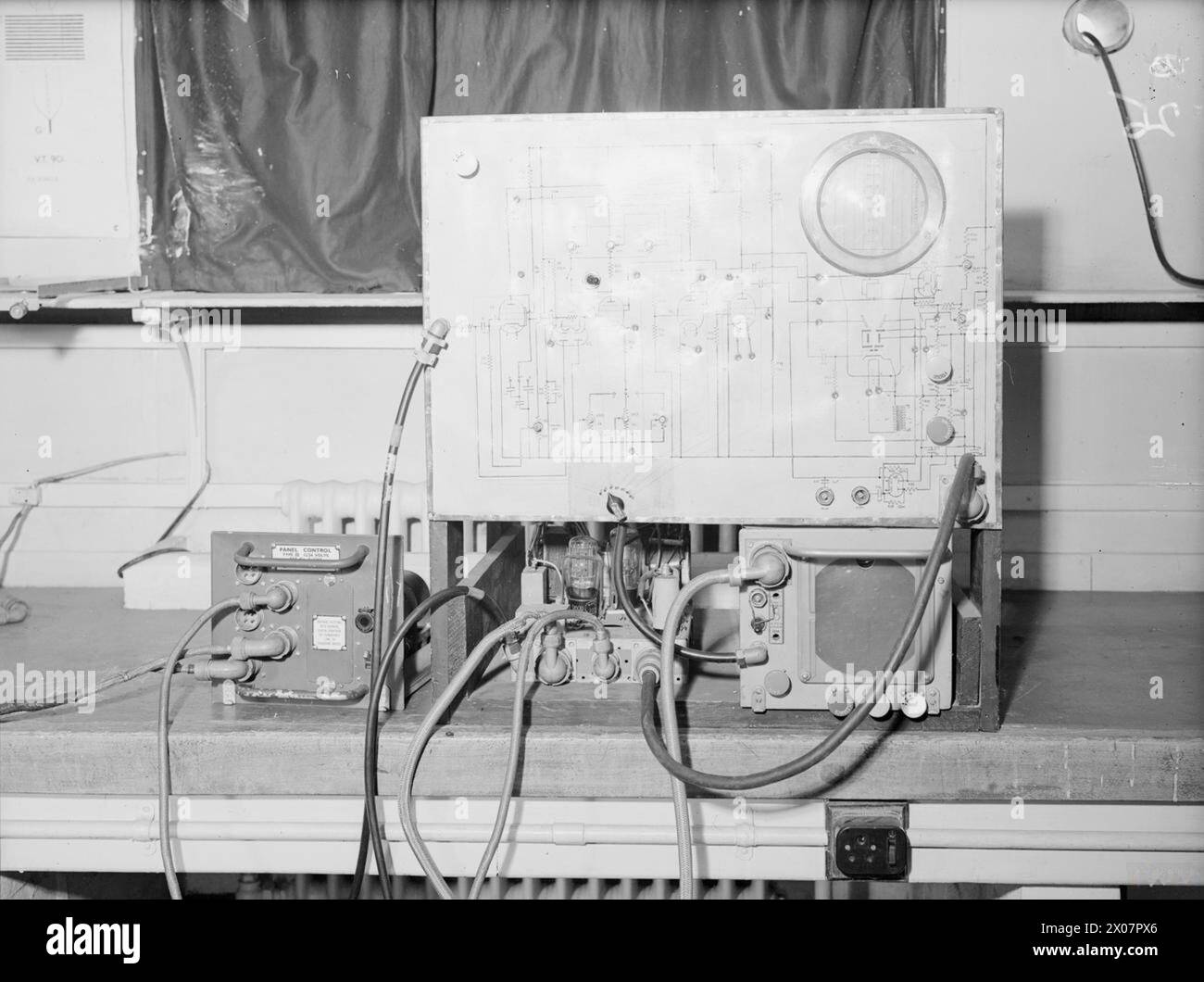 RADAR AND RADAR EQUIPMENT AT HMS ARIEL, ROYAL NAVAL AIR RADIO MECHANICS TRAINING ESTABLISHMENT NEAR WARRINGTON, 24 JULY 1945. - Type 6B demonstration board Stock Photo