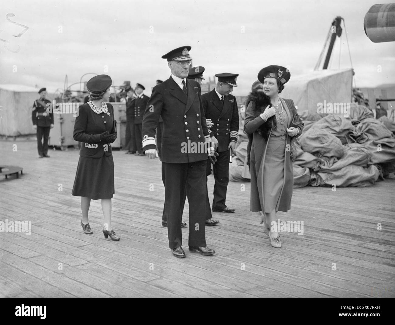 ROYAL VISIT TO HMS KING GEORGE V. 29 OCTOBER 1944, GREENOCK. THE KING AND QUEEN ACCOMPANIED BY PRINCESS ELIZABETH AND PRINCESS MARGARET PAID A FAREWELL VISIT TO THE BATTLESHIP HMS KING GEORGE V BEFORE SHE LEFT TO JOIN BRITAIN'S EAST INDIES FLEET. - The Queen on the quarterdeck of the battleship with Rear Admiral Sir Richard Hill, Fleet Officer in Charge, Greenock Stock Photo