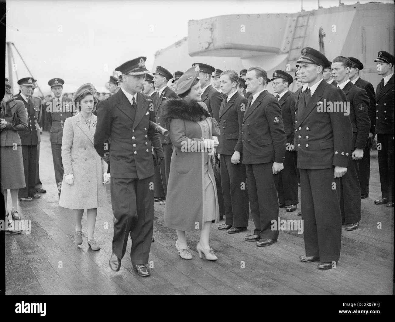 ROYAL VISIT TO HMS KING GEORGE V. 29 OCTOBER 1944, GREENOCK. THE KING AND QUEEN ACCOMPANIED BY PRINCESS ELIZABETH AND PRINCESS MARGARET PAID A FAREWELL VISIT TO THE BATTLESHIP HMS KING GEORGE V BEFORE SHE LEFT TO JOIN BRITAIN'S EAST INDIES FLEET. - The Queen, accompanied by Princess Margaret and Commander J C Long, KING GEORGE V's Commander, inspecting Divisions Stock Photo