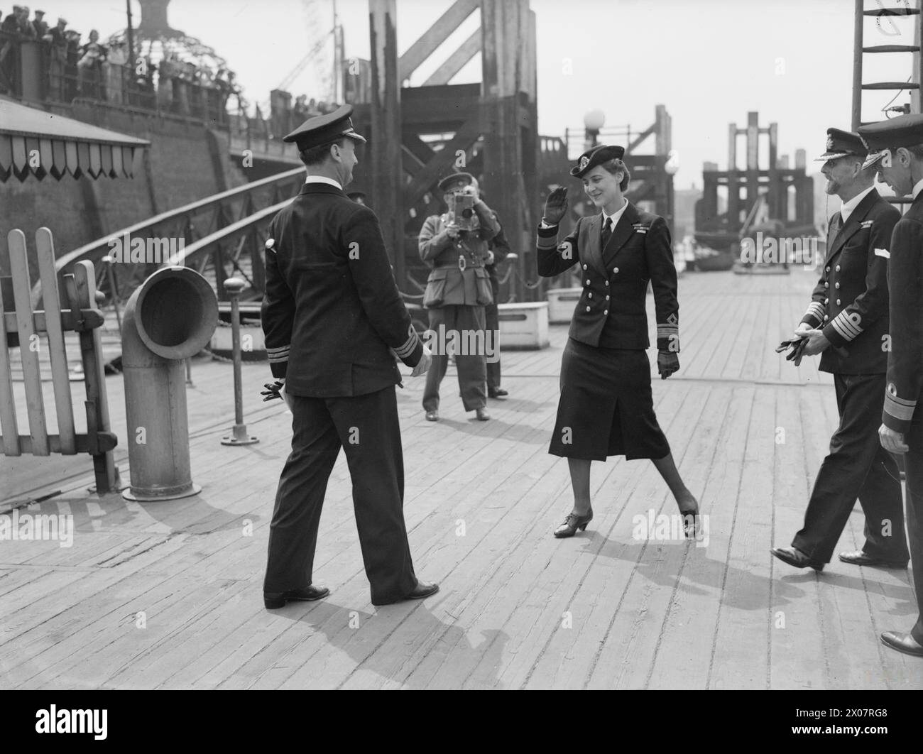 HRH THE DUCHESS OF KENT VISITS GREENWICH TO INSPECT WRENS. 1941. - On arrival at Greenwich the Duchess is met by Commander D'Oyly Stock Photo