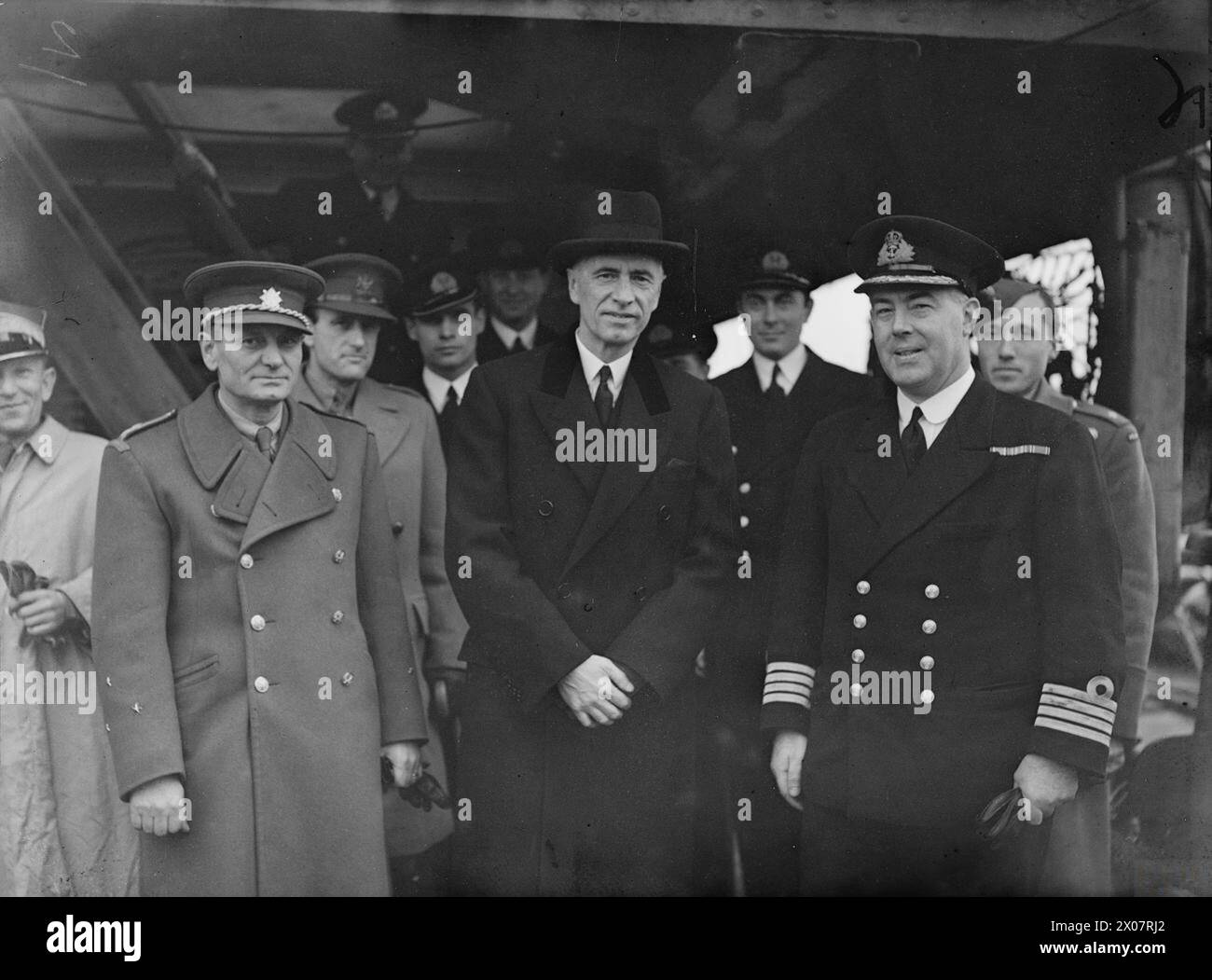 THE POLISH NAVY IN BRITAIN, 1939-1947 - Other identified personalities in the group - General Izydor Modelski (far left) and Lieutenant Jerzy Koziołkowski, one of the officers of the Polish submarine ORP Wilk (Wolf - third from the right). General Jan Sergěj Ingr, the Czech Minister of National Defense; Polish President-in-Exile Władysław Raczkiewicz; and Captain H. C. Ionides, Captain of the submarine depot ship HMS Titania; probably on board HMS Titania during an inspection of Polish submarines by President Raczkiewicz at Rosyth, 1940  Royal Navy, Polish Navy, Polish Navy, ORP Wilk, Submarin Stock Photo