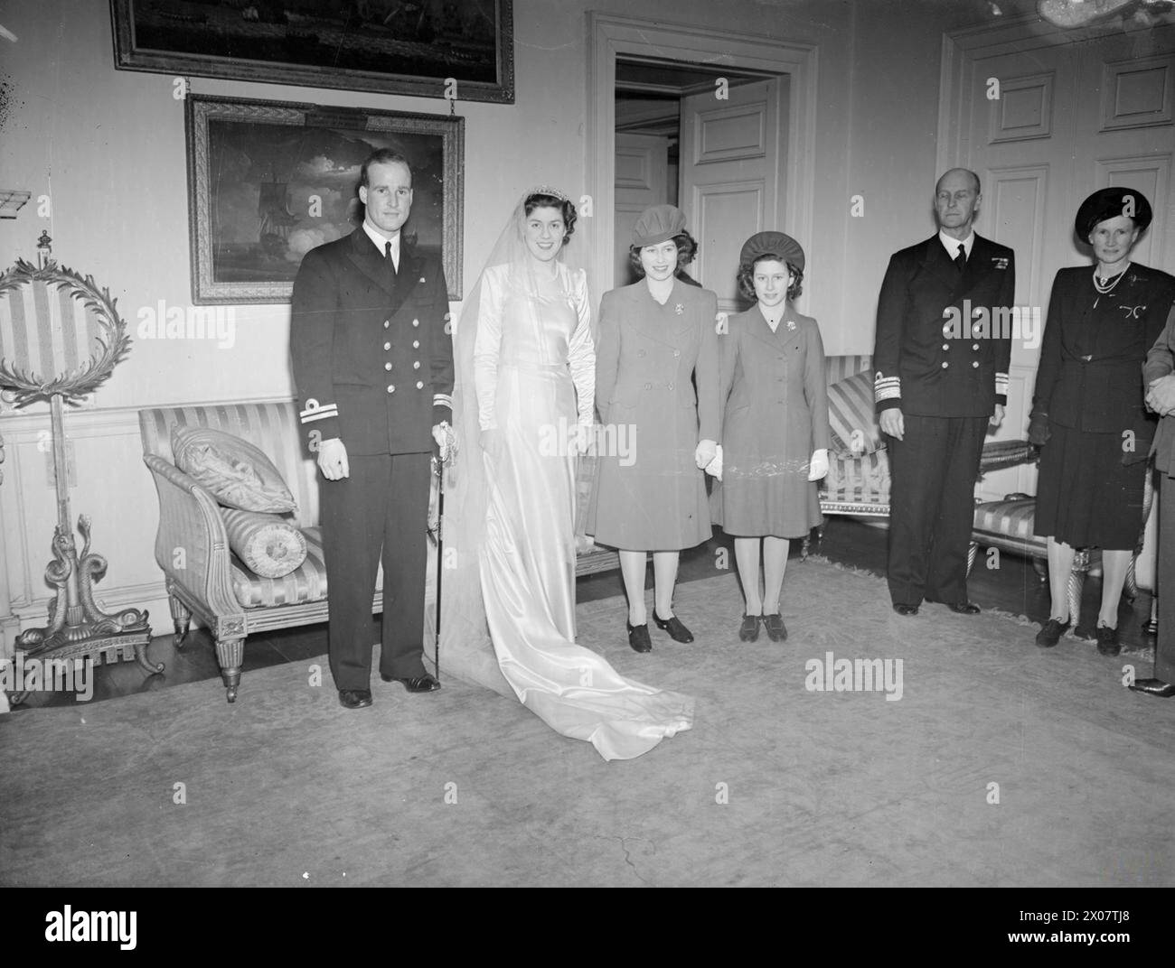 ADMIRAL'S SON WEDS EARL'S DAUGHTER. 10 FEBRUARY 1944, ADMIRALTY HOUSE. AT THE RECEPTION ATTENDED BY PRINCESS ELIZABETH AND PRINCESS MARGARET, WHICH FOLLOWED THE WEDDING AT WESTMINSTER ABBEY OF LIEUTENANT CHRISTOPHER WAKE-WALKER, RN, SON OF VICE ADMIRAL SIR FREDERICK AND LADY WAKE-WALKER, AND THIRD OFFICER LADY ANNE SPENCER, WRNS, DAUGHTER OF EARL AND COUNTESS SPENCER. - Princess Elizabeth and Princess Margaret with the bride and bridegroom  Wake-Walker, Christopher Baldwin Hughes, Spencer, Anne, Wake-Walker, William Frederic, Elizabeth II, Queen, Margaret, Princess Stock Photo