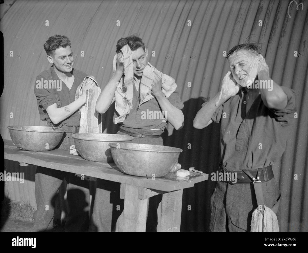 THE BRITISH ARMY IN THE UNITED KINGDOM 1939-45 - Troops of the Hampshire Regiment washing in the open air, Oakridge Farm, Basingstoke, Hampshire, 28 November 1940  British Army, Royal Hampshire Regiment Stock Photo