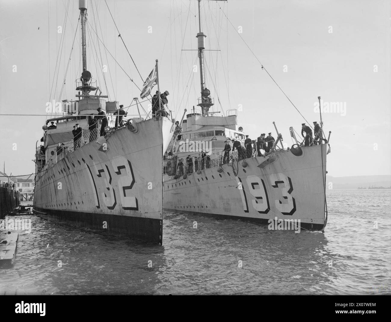 ARRIVAL OF THE FIRST FLOTILLA OF AMERICAN DESTROYERS FOR ROYAL NAVY. 28 SEPTEMBER 1940, ROYAL DOCKYARD, DEVONPORT. THE FLOTILLA, HANDED OVER BY THE US GOVERNMENT UNDER THE AGREEMENT, WERE MANNED ENTIRELY BY BRITISH CREWS. - The flotilla leader HMS CASTLETON (ex-USS AARON WARD) along with another of the destroyers moored alongside  HMS Castleton (Ex-USS Aaron Ward) Stock Photo