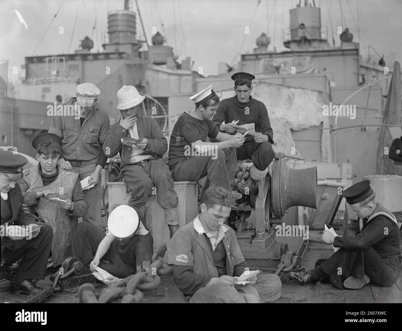 ESCORT SHIPS RETURN FROM THE NORTH AFRICAN OPERATIONS. LONDONDERRY, 22 NOVEMBER 1942. - Ratings on board a Corvette reading letters from home which awaited their arrival in a British port Stock Photo