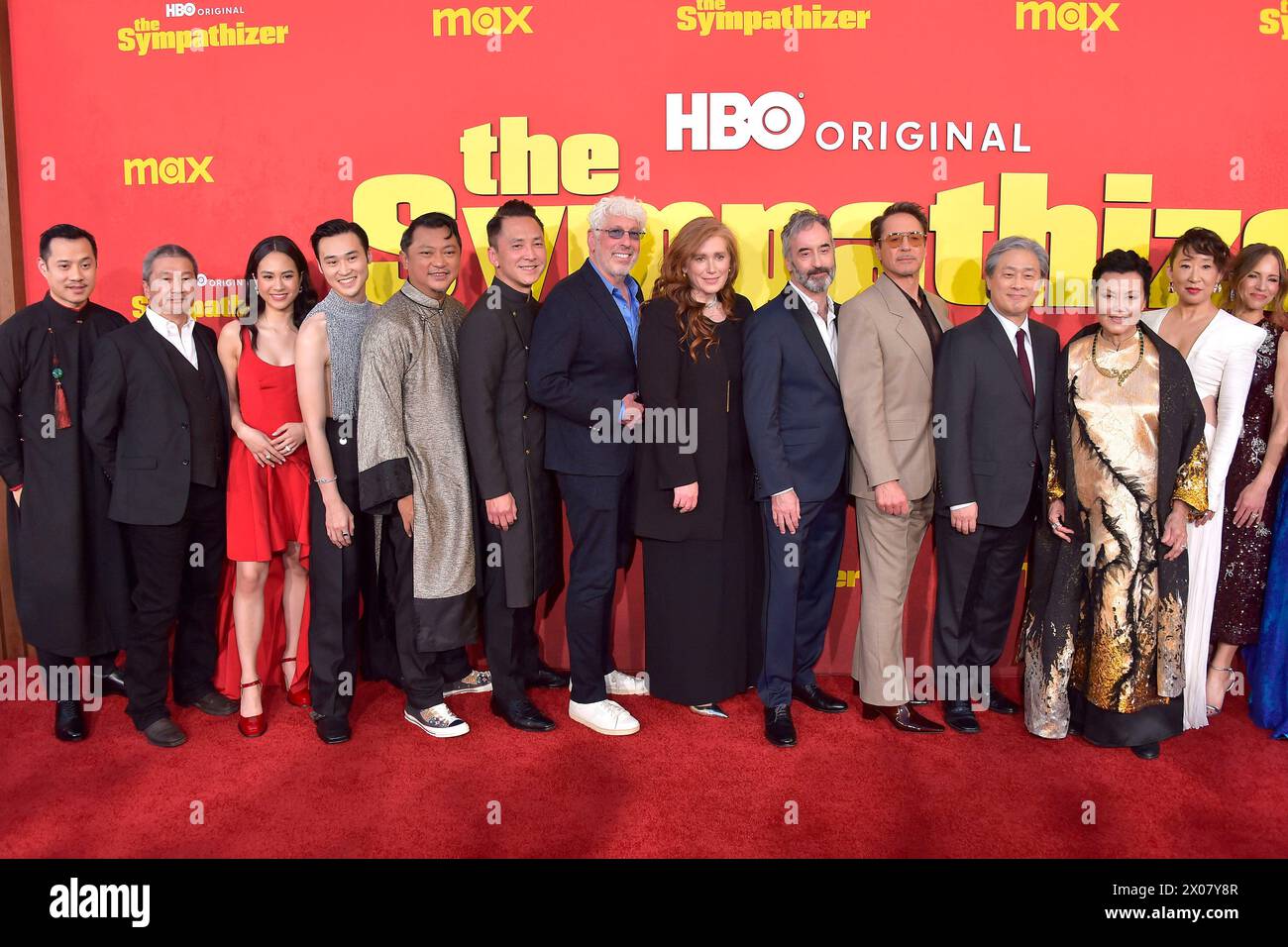 Fred Nguyen, Toan Le, Vy Le, Duy Nguyen, Phanxine, Viet Thanh Nguyen, Niv Fichman, Amanda Burrell, Don McKellar, Robert Downey Jr., Park Chan-wook, Kieu Chinh, Sandra Oh und Susan Downey bei der Premiere der HBO-Miniserie The Sympathizer im Paramount Theater. Los Angeles, 09.04.2024 *** Fred Nguyen, Toan Le, Vy Le, Duy Nguyen, Phanxine, Viet Thanh Nguyen, Niv Fichman, Amanda Burrell, Don McKellar, Robert Downey Jr , Park Chan wook, Kieu Chinh, Sandra Oh and Susan Downey at the premiere of the HBO miniseries The Sympathizer at the Paramount Theater Los Angeles, 09 04 2024 Foto:xD.xStarbuckx/xFu Stock Photo