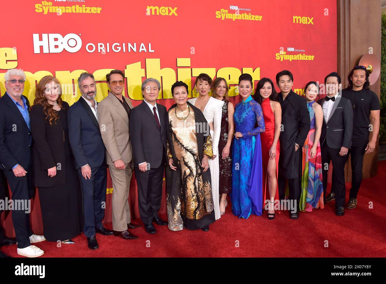 Niv Fichman, Amanda Burrell, Don McKellar, Robert Downey Jr., Park Chan-wook, Kieu Chinh, Sandra Oh, Susan Downey, Nguyen Cao Ky Duyen, Kayli Tran, Tom Dang, VyVy Nguyen, Tien Pham, Scott Ly bei der Premiere der HBO-Miniserie The Sympathizer im Paramount Theater. Los Angeles, 09.04.2024 *** Niv Fichman, Amanda Burrell, Don McKellar, Robert Downey Jr , Park Chan wook, Kieu Chinh, Sandra Oh, Susan Downey, Nguyen Cao Ky Duyen, Kayli Tran, Tom Dang, VyVy Nguyen, Tien Pham, Scott Ly at the premiere of the HBO miniseries The Sympathizer at the Paramount Theater Los Angeles, 09 04 2024 Foto:xD.xStarb Stock Photo