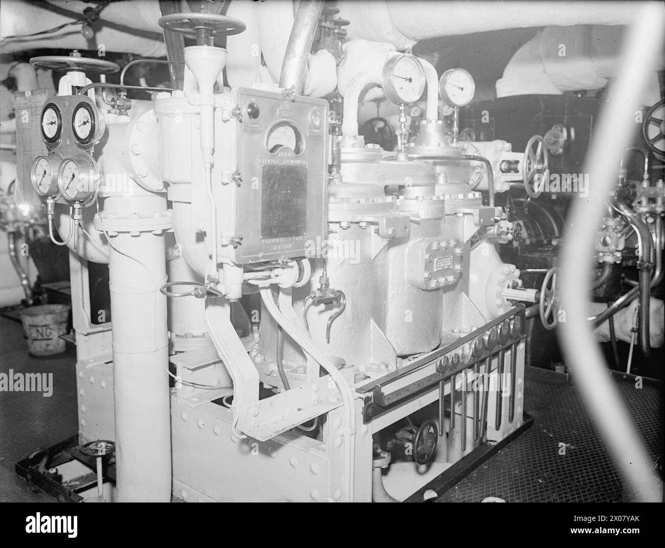 SPECIAL NAVY EQUIPMENT AND APPARATUS. 17 AND 18 1943, ON BOARD HMS DUKE OF YORK AT SCAPA FLOW. - Salinometer (small box in centre) and air ejectors in the engine room Stock Photo