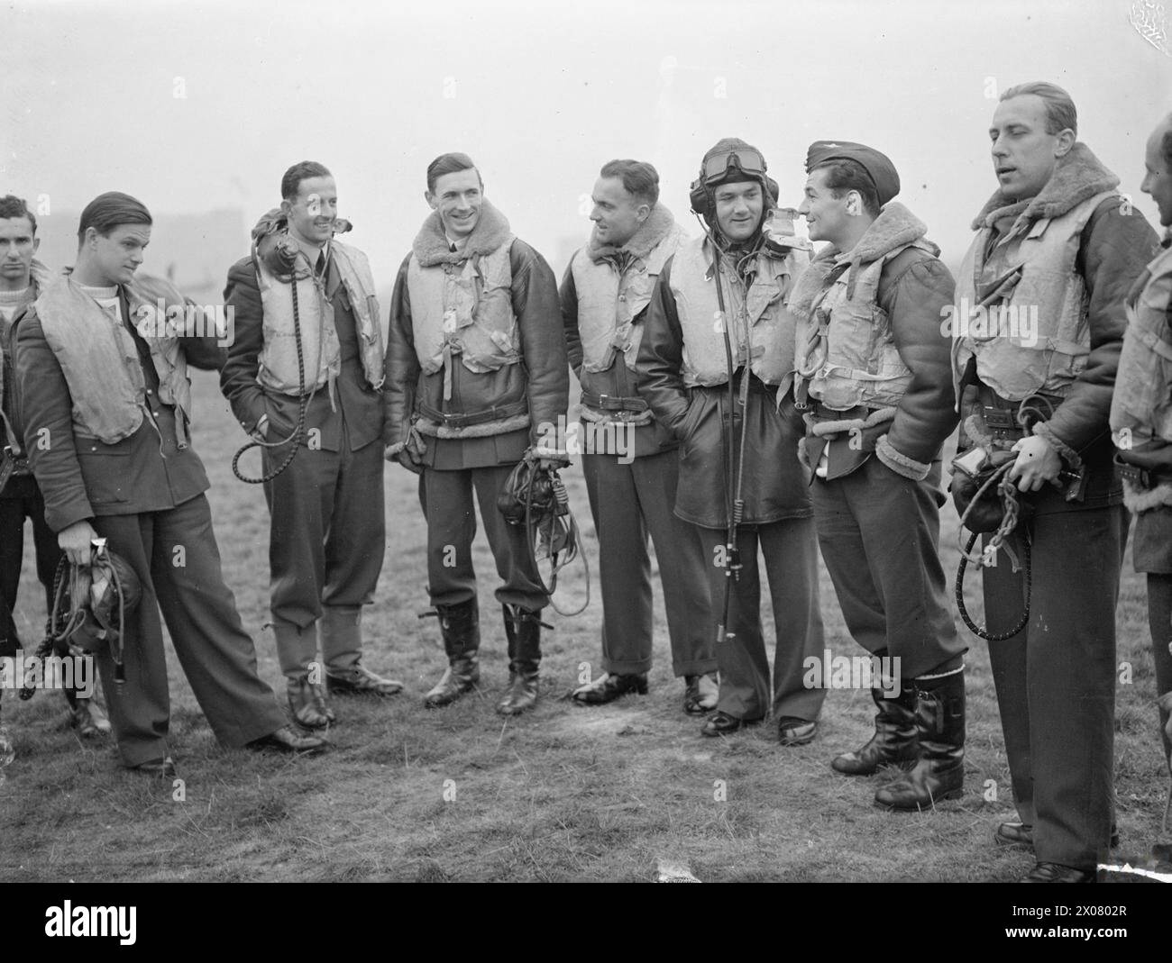 THE BATTLE OF BRITAIN 1940 - A group of pilots of No. 303 (Polish) Squadron at Leconfield, 24 October 1940. Left to right: Pilot Officer Bogusław Mierzwa, Pilot Officer Witold 'Tolo' Łokuciewski, Pilot Officer Mirosław 'Ox' Ferić, Flight Lieutenant John A Kent 'Kentowski', Flying Officer Bogdan Grzeszczak, Pilot Officer Jan 'Donald Duck' Zumbach, Pilot Officer Jerzy Radomski, Flying Officer Zdzisław Henneberg, Sergeant Eugeniusz Szaposznikow  Polish Air Force, Polish Air Force, 303 'Kościuszko' Fighter Squadron, Łokuciewski, Witold, Ferić, Mirosław, Kent, John Alexander, Grzeszczak, Bogdan, Zu Stock Photo