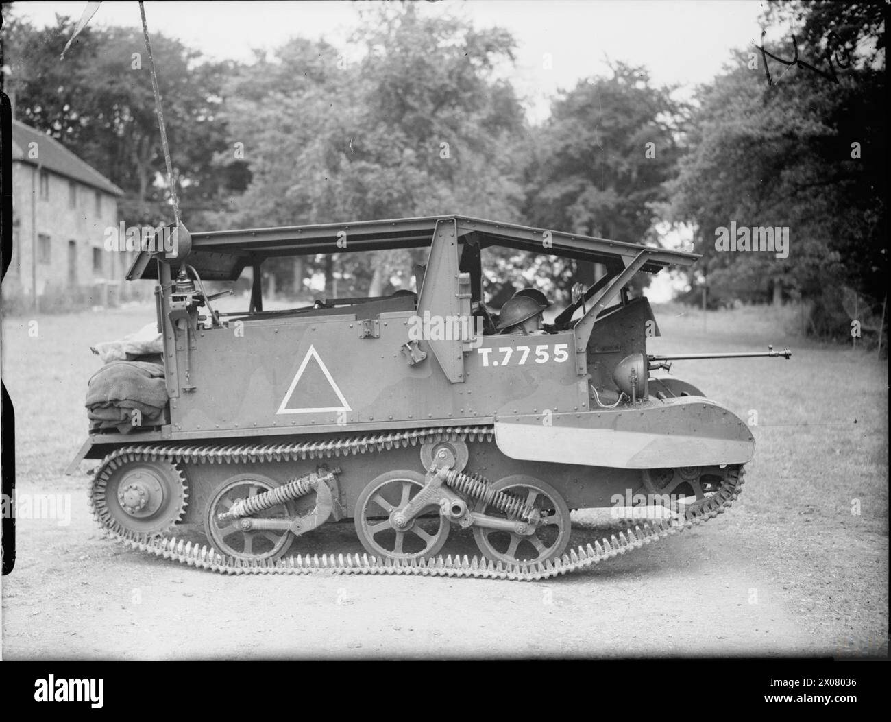 THE BRITISH ARMY IN THE UNITED KINGDOM 1939-45 - Universal Carrier Mk I with experimental armoured hood and Boys anti-tank rifle, Albury Heath, Surrey, 20 July 1940 Stock Photo