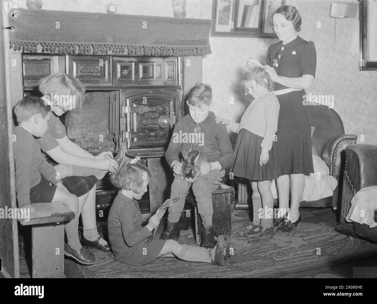 THE WOMEN BEHIND THE WOMEN: EVERYDAY LIFE IN A NORTHERN HOME, ENGLAND ...