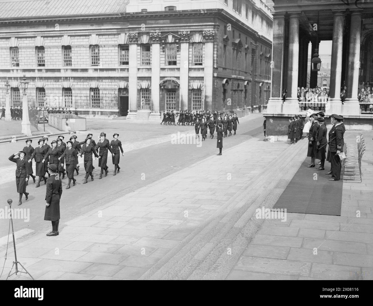 HRH THE DUCHESS OF KENT VISITS GREENWICH TO INSPECT WRENS. 1941. - The March Past by WRNS Stock Photo