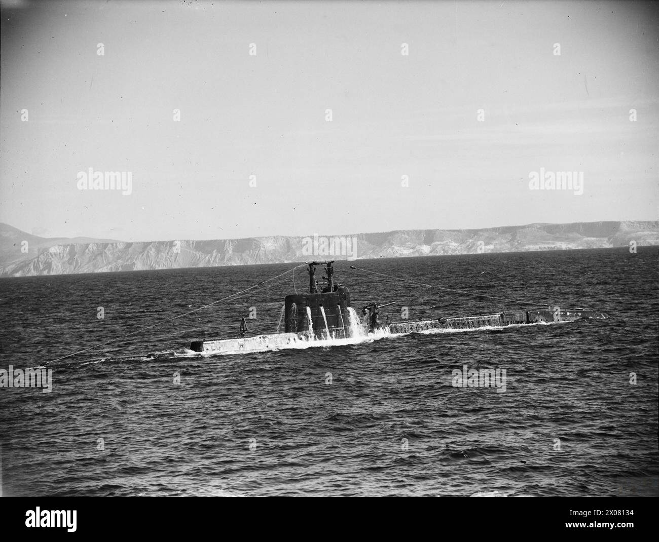 THE BRITISH SUBMARINE HMS STURGEON. 20 JANUARY 1943, AT SEA AND MERS-EL-KEBIR, FROM ON BOARD HMS QUIBERON. - HMS STURGEON surfacing Stock Photo