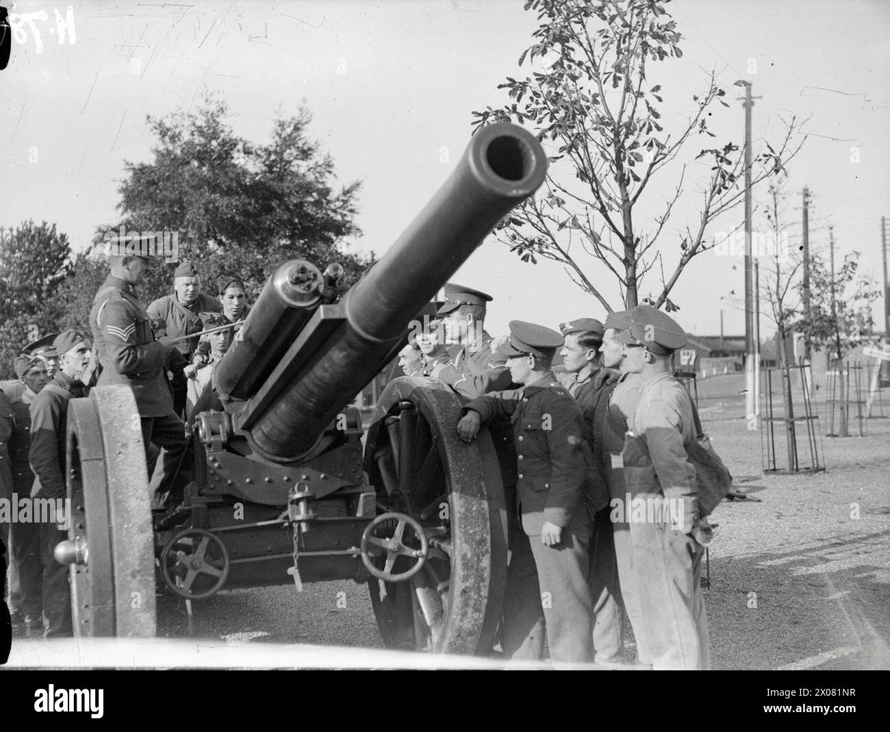 THE BRITISH ARMY IN THE UNITED KINGDOM 1939-45 - Royal Artillery recruits receiving instruction on the 60-pounder gun at the School of Artillery, Larkhill, November 1939  British Army, Royal Artillery Stock Photo