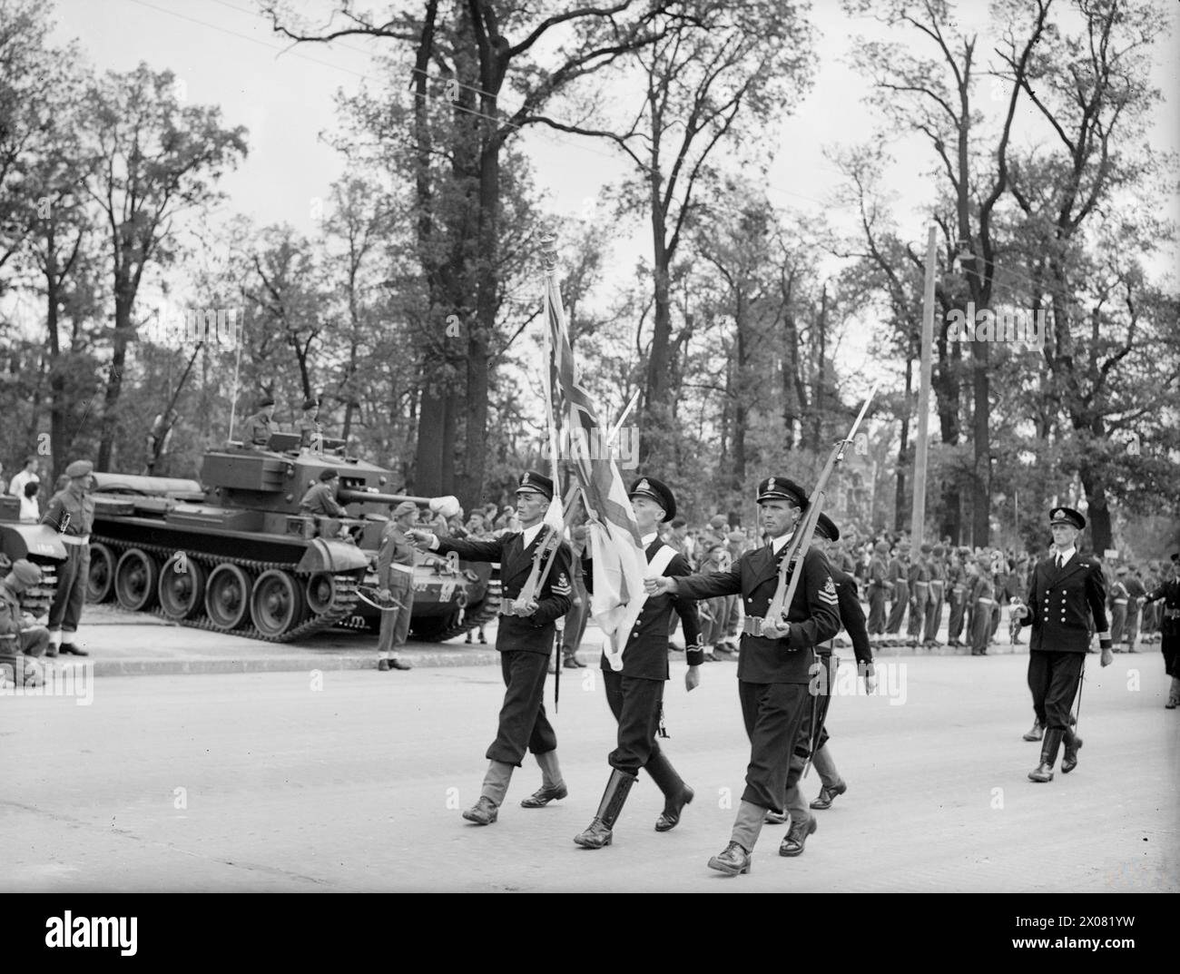 BRITISH NAVY ENTERS BERLIN. 12 AND 13 JULY 1945, BERLIN. ROYAL NAVY AND MARINE DETACHMENTS WHO TOOK PART IN THE CEREMONIAL MARCH THROUGH BERLIN. - The Royal Navy colour party and guard of honour passing the saluting base in the Charlottenburger-chaussee Stock Photo
