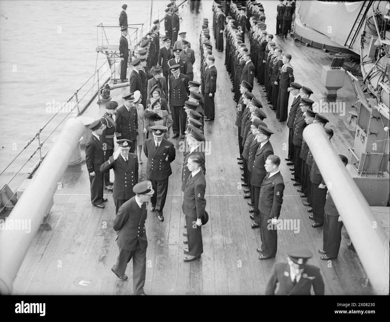 ROYAL VISIT TO HMS KING GEORGE V. 29 OCTOBER 1944, GREENOCK. THE KING AND QUEEN ACCOMPANIED BY PRINCESS ELIZABETH AND PRINCESS MARGARET PAID A FAREWELL VISIT TO THE BATTLESHIP HMS KING GEORGE V BEFORE SHE LEFT TO JOIN BRITAIN'S EAST INDIES FLEET. - The King and Queen accompanied by the Princesses, inspecting Divisions Stock Photo
