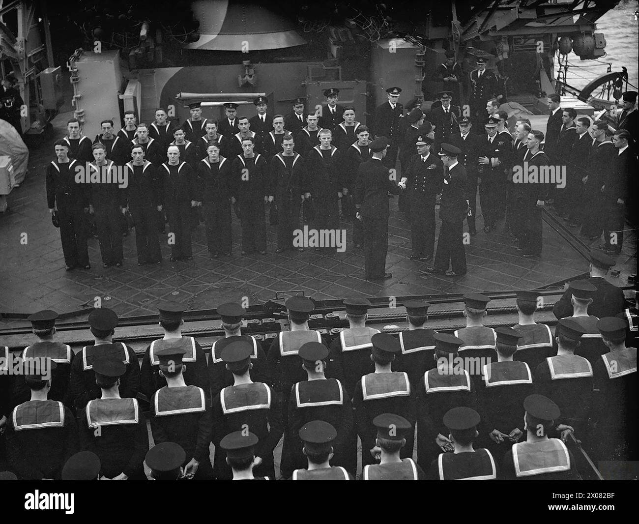 THE KING PAYS 4-DAY VISIT TO THE HOME FLEET. 19 MARCH 1943, SCAPA FLOW, WEARING THE UNIFORM OF AN ADMIRAL OF THE FLEET, THE KING PAID A 4-DAY VISIT TO THE HOME FLEET. - His Majesty The King inspecting some of the ship's company on board HMS JAMAICA Stock Photo