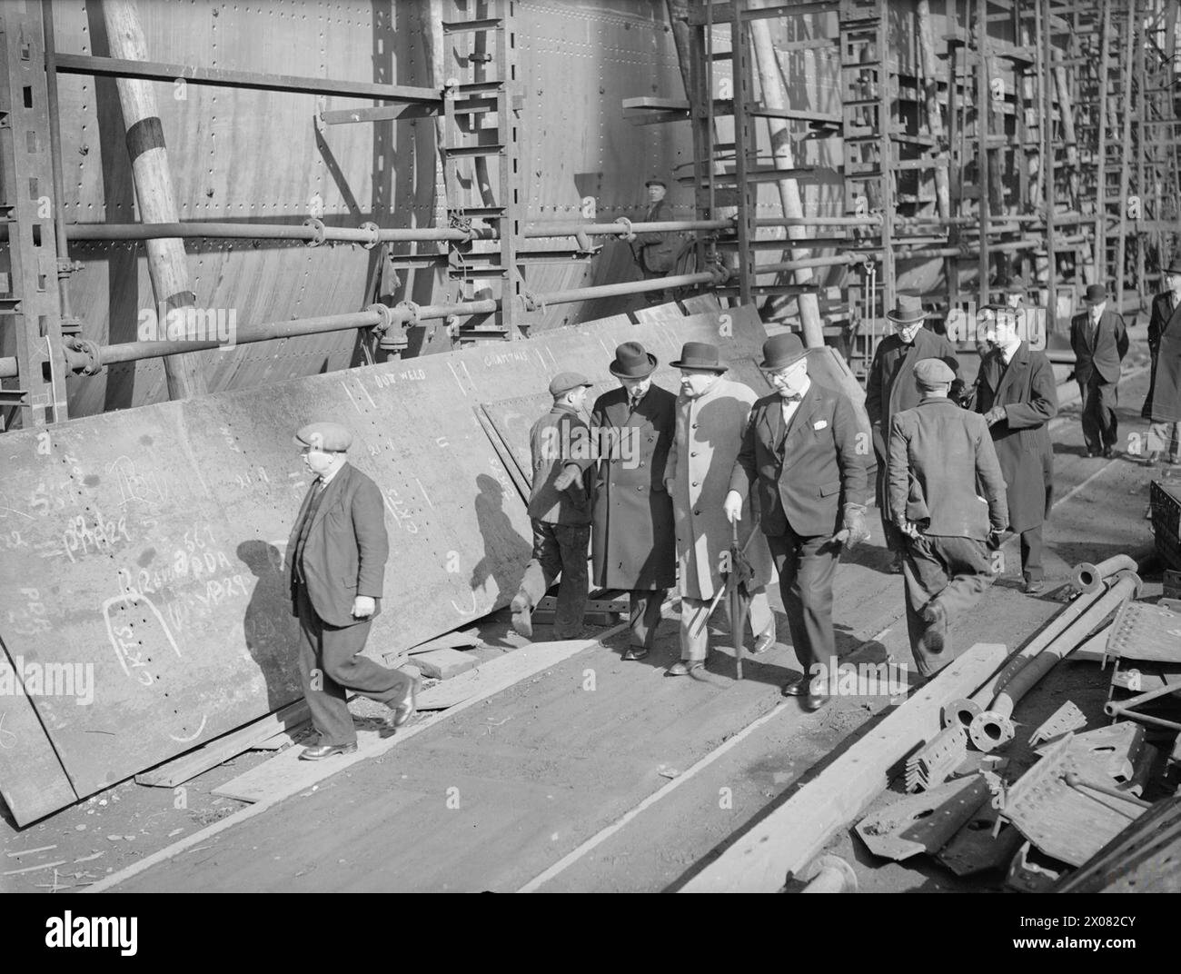 HIGH COMMISSIONER FOR SOUTH AFRICA VISITS SCOTTISH SHIPYARDS. 7 APRIL 1943, GLASGOW, COLONEL DENEYS REITZ, HIGH COMMISSIONER FOR SOUTH AFRICA IN BRITAIN, HAS COMPLETED A TWO-DAYS' TOUR OF SHIPBUILDING AND NAVAL REPAIR YARDS IN SCOTLAND. - Colonel Reitz talks to Glasgow dockyard men Stock Photo