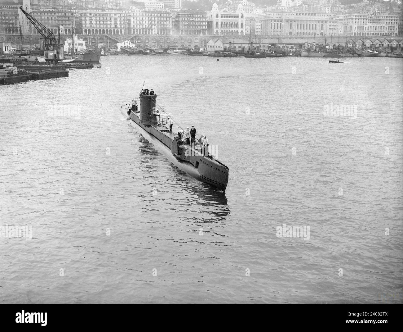 THE SUBMARINE SERVICE. 26 TO 29 APRIL 1943, ALGIERS. - HM SUBMARINE UPROAR coming in from patrol Stock Photo