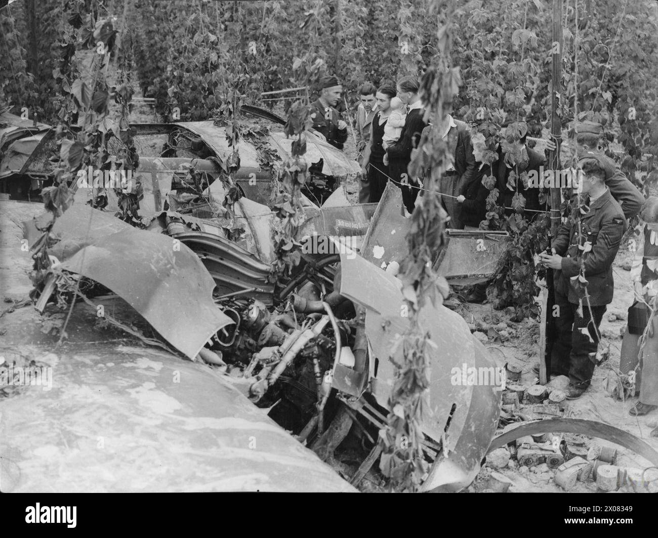 THE BATTLE OF BRITAIN 1940 - Civilians and RAF personnel with a Dornier Do 17 that crash-landed among hops in Kent, July 1940 Stock Photo