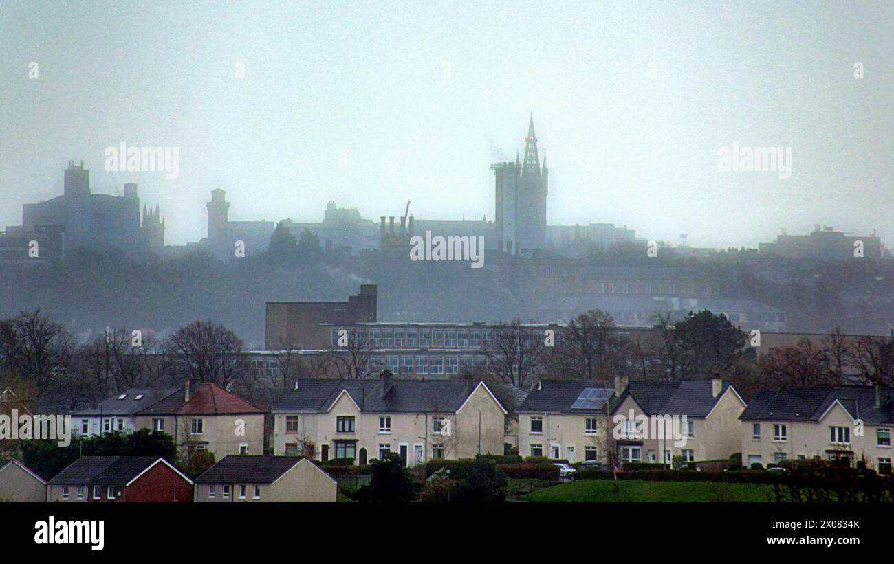 Glasgow, Scotland, UK. 10h April, 2024: UK Weather:  Storm Pierrick  rain over the city. Rain in the west end of the city with glasgow university in the murkiness. Credit Gerard Ferry/Alamy Live News Stock Photo