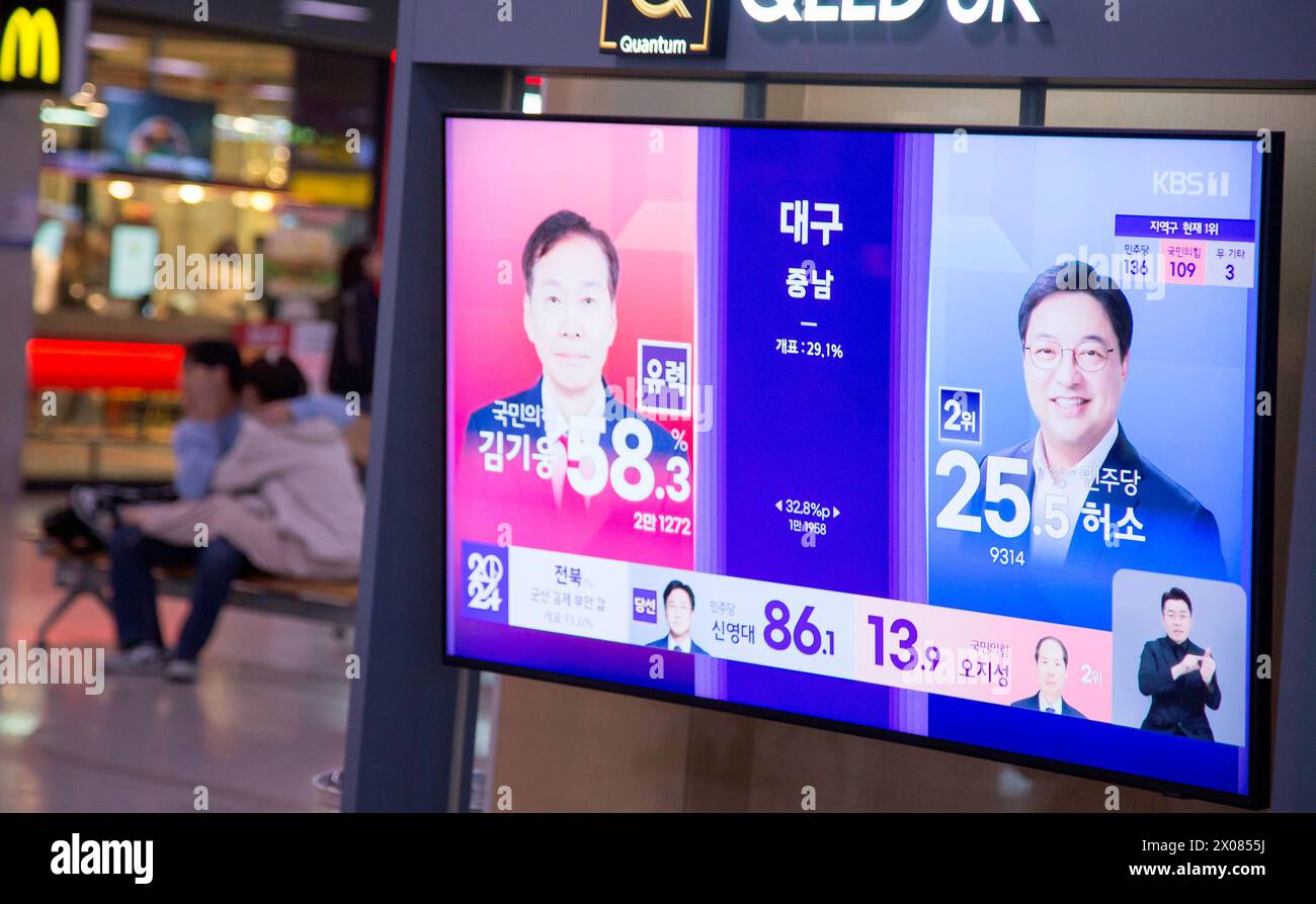 The ballot-counting of the parliamentary election, Apr 10, 2024 : A TV screen at a train station shows a live news report on the ballot-counting of the parliamentary election in Seoul, South Korea. South Korea's main opposition Democratic Party was leading the ruling People Power Party in parliamentary elections as ballot counting was under way after exit polls forecasted a landslide victory for the opposition parties, local media reported. Credit: Lee Jae-Won/AFLO/Alamy Live News Stock Photo