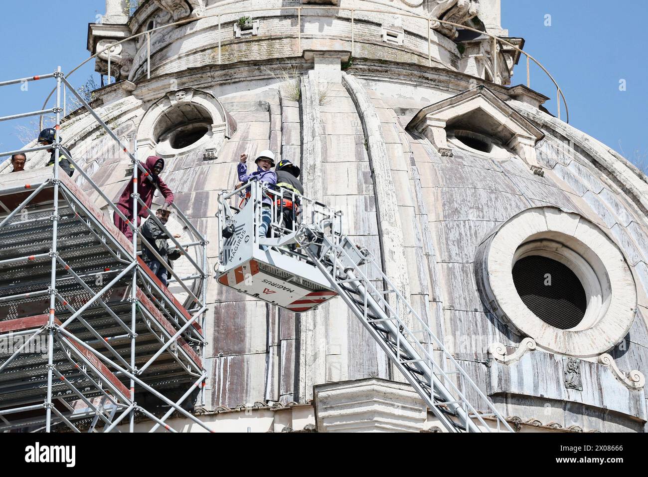 Roma, Italia. 10th Apr, 2024. I movimenti per il diritto all'abitare occupano le impalcature della chiesa di Santa Maria di Loreto in piazza Venezia - Cronaca - Roma, Italia - Mercoled&#xec; 10 Aprile 2024 (foto Cecilia Fabiano/LaPresse) The movements for the right to live occupy the scaffolding of the church of Santa Maria di Loreto in Piazza Venezia - News - Rome, Italy - Wednesday April 10, 2024 (photo Cecilia Fabiano/LaPresse) Credit: LaPresse/Alamy Live News Stock Photo