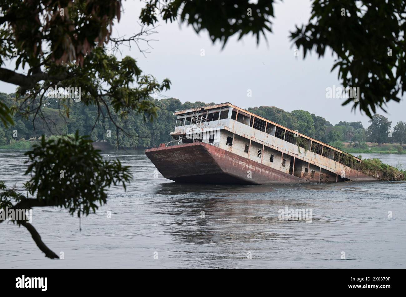 SOUTH-SUDAN, capital city Juba, White Nile river, sunken river ship wreck / SÜDSUDAN, Hauptstadt Juba, gesunkenes Flußschiff am weißen Nil Fluß Stock Photo